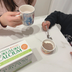 ．子供の成長に必要な栄養素が簡単に補給できる「スクスクカルシウムココア味」を飲み始めました🦴小4長女は自分でホットミルクに溶いて飲むことが多いです。3才次男はおやつのヨーグルトに混ぜました。そ&hellip;のInstagram画像