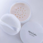 「モイストラボ ルースパウダー」..崩れにくく、マスクにつきにくいルースパウダーです。.❤️ホホバオイル&スクワラン配合❤️毛穴カバー&崩れ防止❤️肌バリア(保湿)効果❤️SPF30、&hellip;のInstagram画像