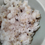 雑穀米で手軽に栄養を！.北海道産の玄米と雑穀をブレンドしたご飯です。いつものごはんに混ぜて炊くだけ！手軽に栄養バランスのとれた玄米雑穀ごはんができちゃうのが嬉しいところ😊甘みがあって、いろい&hellip;のInstagram画像