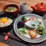 .朝はパンが多いけど、たまには ご飯で。#卵かけご飯 にお味噌汁 #作り置きおかず  をちょこちょこ並べただけ😜夜は #子持ちカレイの煮付け に 豚肉とえのきのバター醤油ソースで 大根ステー&hellip;のInstagram画像