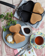 今日のおやつはパンケーキ。バレンタインも近いことだし「はぴはぴクックパン」で焼いたよ♡「はぴはぴクックパン」はハートが４つ。四葉のクローバーみたいです。まとめて４つパンケーキを焼いてもい&hellip;のInstagram画像