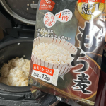 はくばく『もち麦 スタンドパック』.産後なかなか体重が落ちない時に出会ったもち麦は3人目妊娠中の今も体重管理や便秘防止に役立ってくれてます！「もち麦ごはん」は食物繊維が玄米の4倍、白米の25倍&hellip;のInstagram画像