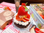 ☕️癒しの時間🌸🍓スイーツを食べるときに、最近好きなハンドクリームのクラシックで芳醇なブラックティーの香りがバランスをとってリフレッシュを感じさせてくれます。味覚、嗅覚ともに満足♡全然ベタつか&hellip;のInstagram画像