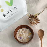 大豆と野菜のシリアルの朝食。.大豆フレーク2種と野菜キューブ4色のサクサクのクリスピーが入っていて今日はアレンジ。.温めた豆乳とはちみつを入れたら朝からおいしく癒された。.植物性タンパク質&hellip;のInstagram画像