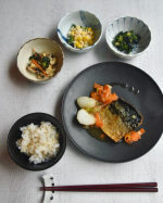 大好きなもち麦ごはん🌸洗ったお米に混ぜて炊くだけ。食物繊維もたっぷり摂れて、ぷちぷち食感が楽しいからごはんを食べるのが楽しくなる💕普通のごはんより噛む回数が多くなるからか満腹になるのも早い&hellip;のInstagram画像