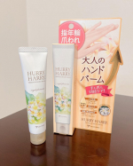 ハリーハリー大人のハンドクリームお試しさせていただきました🤍パール感のあるクリームですが馴染ませるとツヤ感のあるしっとり肌に🙌そしてすぐにサラサラ！！ケラチン配合なので爪のケアもできるのは&hellip;のInstagram画像