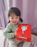 江崎グリコ様の⁡⁡「可愛いミニプレゼントセット」⁡⁡⁡手提げのBOXになっているので、⁡⁡中身が気になるし、⁡⁡とてもわくわくしますね💓⁡⁡⁡⁡⁡開けた瞬間、⁡⁡手を突っ込む娘😂⁡中&hellip;のInstagram画像