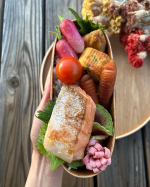 高校生弁当390鮭が美味しいお弁当🍱おはようございます。上学ラン着て下はおパンツでウロウロしている長男。制服の下がない模様。バスの時間まであと少ししかないのにゆーっくり探しよる。結局み&hellip;のInstagram画像