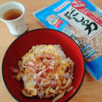 pink_villea🐟おうちごはん🐟お昼ごはんです！肉系何もなく、たまごとシメジと油揚げだけの丼あるもんで丼😂でも、出汁を混合削り節でとり、最後に削り節をたくさんふりかけました！！&hellip;のInstagram画像