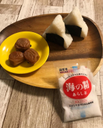 海の精 (u0040uminosei_1979 )を使って塩むすびを作ってみました🍙海の精は伊豆大島の塩。40年の歴史があり、日本の伝統製法を継承。母の作り方で手のひらで塩と水を混ぜて、&hellip;のInstagram画像