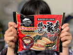 .なべやき屋キンレイさんの お水がいらない横浜家系ラーメン、モニターさせていただきました。.封を開けたら、鍋に入れて加熱するだけのお手軽さ。小学生の娘もひとりで簡単に作れました。.しっかり&hellip;のInstagram画像