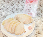 海の精季節限定　桜の塩奈良吉野の八重桜で作ったお塩ピンク色なので白い食べ物にかけたくなる🎵低温調理で作った鶏ハム✨✨味付けは酒、生姜、ネギを少し入れるだけ桜の塩を楽しむために味付けはせ&hellip;のInstagram画像