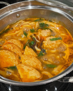 『なべやき屋キンレイ』様より、「お水がいらないチゲうどん」を頂きました🧡💛我が家は、鍋に、〝ひら天〟を入れるのが、子供たちも大好きなので、今回、チゲうどんにも、〝ひら天〟を入れてみました😆相性◎&hellip;のInstagram画像