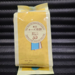 もち吉さんの絶品チーズ煎餅🧀⁡開けた瞬間からチーズの香りが、、、❤⁡⁡⁡しっかりチーズなのに塩辛さもなくしつこくないお味。⁡⁡程よい薄さと硬さで好きな食感でした★⁡⁡食べやすくていくらでも食べ&hellip;のInstagram画像