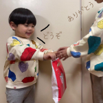 『そうちゃん、どうぞ』『ダイチありがとう💕』日頃の感謝を込めて大福くんからそうちゃんにプレゼント🎁食いしん坊なダイくんはお菓子をあげたりはしない💦でもギフトボックスだとキチンと渡せたよ✨&hellip;のInstagram画像