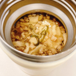 《ダイエットの味方！》今日のランチはスープジャーで作る、和風豆腐スープ。具は家にある乾物と豆腐なので包丁要らず、味付けは「しいたけ茶」のみの簡単レシピなのに、コクがあって満足できます！作り方&hellip;のInstagram画像