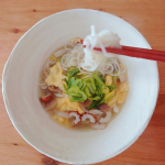 🍜おうちランチ🍜u0040hakubaku_official 　さまの『ひやむぎ』使って、あんかけ中華スープと合わせて、にゅうめん風にしてみました！素麺派なんですが、ひやむぎ久々すぎたので、選&hellip;のInstagram画像