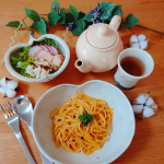 🍝おうちランチ🍝今日は土曜日だけど、お一人様天気が良いから、布団干したり、掃除したり、断舎離したり、クリーンデイです！！うにクリームパスタをちゃちゃっと作りました！フリーズドライの『うにク&hellip;のInstagram画像