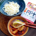 今日のランチは正田醤油麺でおいしい食卓シリーズ『旨辛肉汁うどんつゆ』をつかったつけ麺お鍋に小袋と水180mlを入れてひと煮立ち。好きな具材をいれて火を通せば完成✨おすすめは豚ばら肉・長ね&hellip;のInstagram画像
