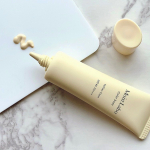 ..毛穴・皮脂崩れ・肌の凹凸・色ムラをカバーしながら、水光肌仕上げのコントロールカラー下地。.ウォータープルーフタイプで汗・水に強いから、春夏に活躍してくれそう！..明色化粧品モイ&hellip;のInstagram画像