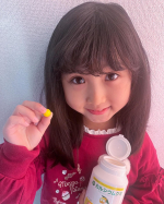 娘は朝からグミを食べていきました。とっても美味しいカルシウムグミだよ。今回はレモン！カルシウムをはじめ、ビタミンD、マグネシウム、亜鉛などをバランス良く配合したグミタイプの栄養機能食品だよ&hellip;のInstagram画像