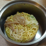 momijitoajisainoniwa12キンレイさんの『お水がいらない札幌味噌ラーメン』を袋から取り出し、そのまま鍋にポンと入れました。これで、火にかけると出来上がり！！・スープが溶けだす&hellip;のInstagram画像