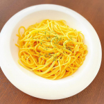 即席のうにクリーム🌼固形に固まったうにソース。お湯で溶かすとクリームに🤗✨溶かしたらめっちゃうにのいい香りが✨私はパスタにして食べてみました✨溶かしたソースにゆがいたパスタをいれて混ぜるだけ&hellip;のInstagram画像