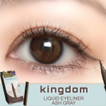 "目元をおしゃれにアップデート"キングダムの美発色アイライナー リキッドアイライナーR1がリニューアル！リニューアル後は環境を考えたFSC認証の紙パッケージへ。容器はこだわりのオリジナル筆に。さ&hellip;のInstagram画像