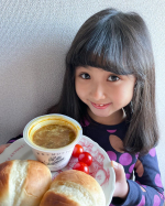 辛いカレーは匂いでわかる。娘。笑(本当が不明。スパイスの香りかな？)このカレーはいけるらしい。辛い食べ物を食べる動画をみたりするから食べてみたくなるよね。娘は半分食べていました。辛いけど美&hellip;のInstagram画像