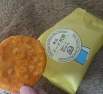 もち吉さんの商品絶品チーズ煎餅が美味しすぎて☺️！！！チーズ系のお菓子が好きな私は たまりません！！1口目からはい 美味しい〜(*&acute;ч`*)あともう1枚と思いながらもパクパクと手がと&hellip;のInstagram画像
