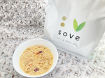 soveシリアル砂糖不使用香料、保存料無添加粒タイプと平たいタイプの大豆フレークと、トマト、ほうれん草、かぼちゃ、紫いも、ビートが入った野菜キューブ定番の牛乳や豆乳、オーツミルクをかけてた&hellip;のInstagram画像