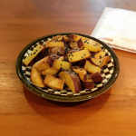 モニプラで「こだわり塩屋の桜の塩」が当選しました♪桜の塩を使った料理を投稿することになっていたので「揚げ焼き大学いも」と「わかめキャベツ」を作りました。.大学いもは、醤油を使わずに桜の塩をかけ&hellip;のInstagram画像