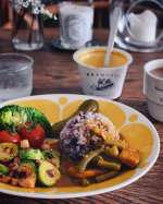 お昼ごはん🍴スパイシースープカレーと、芽キャベツとベーコンのソテーのワンプレート。カレーは、野菜をMOTTO 『緑黄色野菜たっぷり まろやかスパイシースープカレー』。カップのままレンチンし&hellip;のInstagram画像