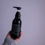 𝘴𝘬𝘪𝘯 𝘤𝘢𝘳𝘦お風呂上がりにつかっているプロバンシアのボディローション。テクスチャはみずみずしくて伸びが良くすーっとお肌に馴染むから、とてもぬりやすいです。寝かしつけが終わってひと&hellip;のInstagram画像