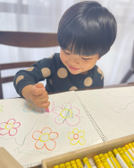 雨の日の過ごし方☂️お絵描きが大好きな大福くん✨u0040yamada.bee_official さまのクレヨンを使って描き書き🖍木箱に入っているので、入園、入学のお祝いにもピッタリ（3枚目&hellip;のInstagram画像