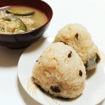 【おうちごはん】今日のお昼は『カネ吉のそのまんま真昆布』を使ったおにぎり。新発売の小袋タイプをいただきました。・材料（米１合に対して）カネ吉のそのまんま真昆布　15枚ほどしょうゆ　大さじ１&hellip;のInstagram画像