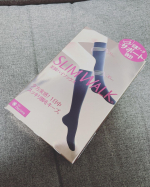 スリムウォークの美脚ハイソックスを履いて1日仕事してみました🥰今まで着圧ソックスは夜しか履いたことなかったけど、ハイソックスタイプで黒色なので仕事中に履いても問題なく使用出来ました☺️✨立ち仕&hellip;のInstagram画像