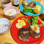 今日の晩ごはんは#ハンバーグ 。わが家のハンバーグは柔らかくジューシーなのが特徴なんやけど。。。柔らかすぎていつもひっくり返すの失敗する。。。今度からもう少し硬めに使ってみようかなぁ。。ハンバ&hellip;のInstagram画像