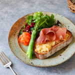 。。 朝ごはん 。 熟成が進んだチーズがあったのでトーストして生ハムのせ 。 葉物 にんじんマリネ アスパラ ザクロ 。 。ごちそうさまでした😋。 。。。。#朝ごは&hellip;のInstagram画像