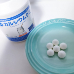 「カルシウムグミ」..カルシウムをはじめ、ビタミンD、マグネシウム、亜鉛などをバランス良く配合したグミタイプの栄養機能食品です。.こちらは1日6粒を目安に、よく噛んで服用します。小粒で表面&hellip;のInstagram画像