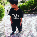 前回もご紹介させて頂いたumbroの新作夏物子供服を着用でお花見いってきました💕👏スポーツ好きなkidsにオススメです👌上下umbro商品になります✨動きやすくてデザインもかっこいいです☺️&hellip;のInstagram画像