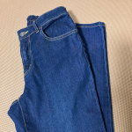 ニッセンゆるフィットスキニーパンツ最近の私のコーデは子供と公園に行くことが増え、カジュアルなパンツスタイルばかりになりました☆スキニーだとすっきりしてて足が細く見えるけど、窮屈で動きにく&hellip;のInstagram画像