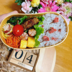 今日から始まります〜お姉ちゃんのお弁当🍱大学生はゆっくりやったから朝もゆっくり寝てたけど。。。早起き頑張りまーす♪ お姉ちゃん仕事頑張ってね〜😁今日のお弁当のごはんは#桜の花ごはん🌸ほんの&hellip;のInstagram画像