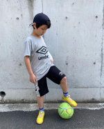.umbroセットアップ✨上下とも数種類あるからこんなセットも♡こちらのグレーはしっかりしたTシャツ生地なのでサッカー女子にもおすすめ✨伸びがいいので良く動く子でも🙆&zwj;♀️.腕のロゴもカッ&hellip;のInstagram画像