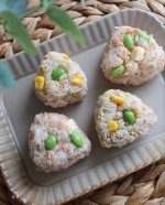 &larr;🍙#おうちごはん #朝ごはん などの冷凍常備用に、今日はとことん握りました😮&zwj;💨🤲笑○自家製鮭フレーク、チーズ、枝豆○自家製鶏そぼろ、炒り卵、チーズ、枝豆とコーン﹏﹏﹏﹏﹏﹏﹏﹏﹏&hellip;のInstagram画像