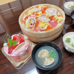 #ひなまつりごはん　　　材料買い込んで実家で作りました𓅯 ⸒⸒（ばあば財布だから海鮮盛り盛り&larr;）（人のお金で料理するの最高。）　　かのちは主役なのにこの日まじで新生児かと疑うほど寝&hellip;のInstagram画像