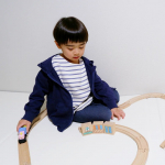 ..#むすこふく.u0040nissen_kids_officialUVカットパーカー.5色展開で👦はネイビー𓈒𓏸青ボーダーのTシャツとデニムパンツコーデ💙.さっと羽織れて少し肌&hellip;のInstagram画像