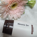 kumiko.yasui.1ネイチャーズフォーのUVスキンケアミルク。UVケア製品はつけたあとのきしみ感が苦手なのですが、UVスキンケアミルクはきしみや白浮きがないのがとても使いやすいです。メ&hellip;のInstagram画像