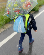 昨日は初の通学団での登校だったんだけど、初日から大雨っていうか風も強くて嵐🌀.. 雨の日は薄暗いし、車乗る側としても視界が悪くて見にくくて怖いんだよね😓いくらGPSをつけてても、交通事故&hellip;のInstagram画像