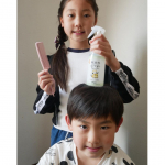 朝のお支度に　マックスさんの無添加寝ぐせ直しウォーターを使ってます❣️これ我が家の朝の風景です❕お姉ちゃんに髪の毛お願い🙏と頼んでしまうママ👩シュッしたらスルスルに❗️❗️これはいい❗️ほ&hellip;のInstagram画像